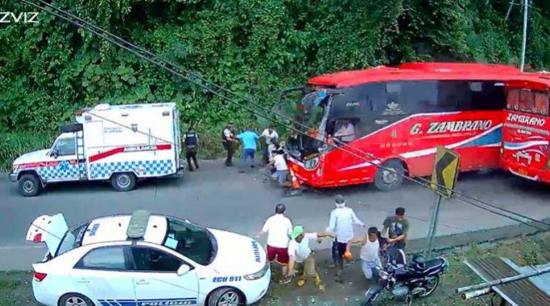Esmeraldas: Un bus atropelló a heridos de un siniestro; hay dos fallecidos