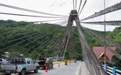 Prefectura realiza regeneración e iluminación del puente sobre el río Bombuscaro